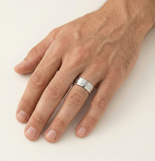 Alliance en or blanc avec pierre précieuse