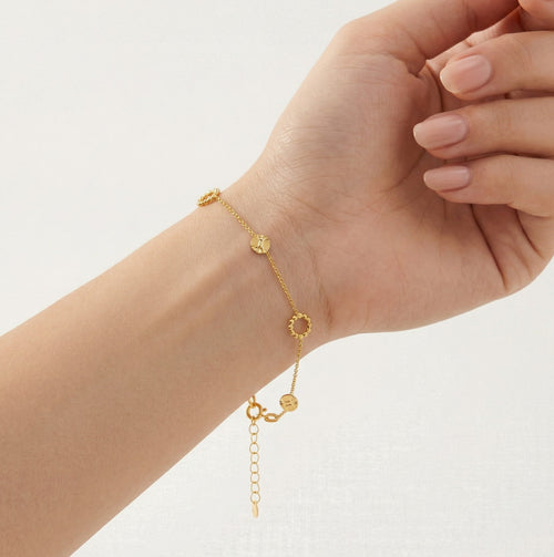 Zlatý náramek s ozdobenými kruhy