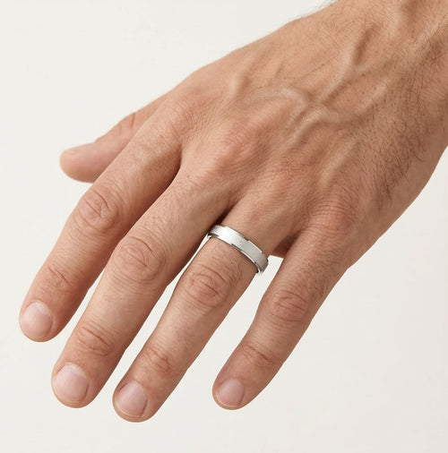 Bague de mariage en or blanc avec finition mate.