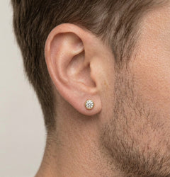 Boucles d’oreilles puces en or jaune avec zircone cubique