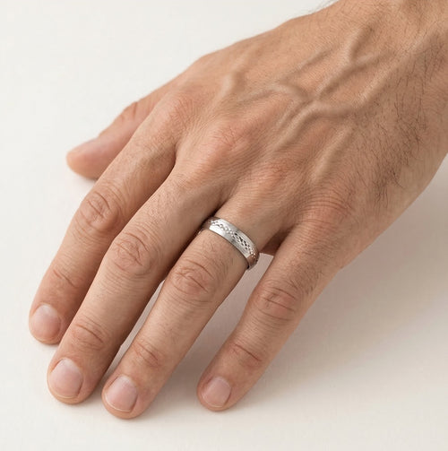 Bague de fiançailles en or blanc avec technique de gravure unique