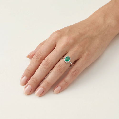 Sparkling white gold diamond ring with emerald