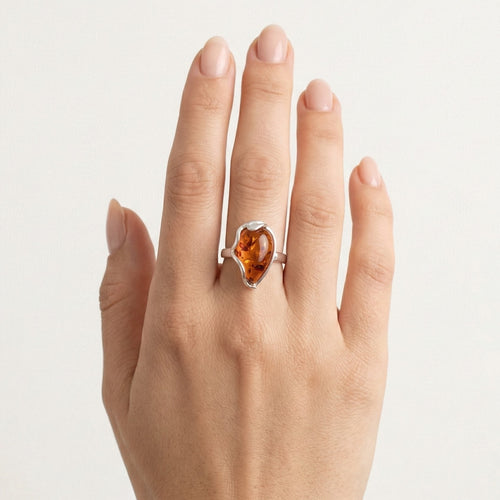 Prsten s jantarem ve tvaru kapky