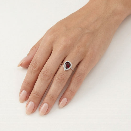 Prsten s granátem z bílého zlata