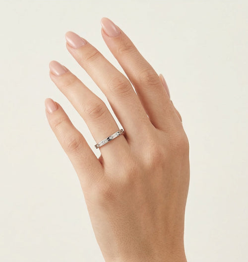 Drobný čtyřhranný prsten z bílého zlata