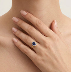 Zlatý prsten s oválným syntetickým safírem