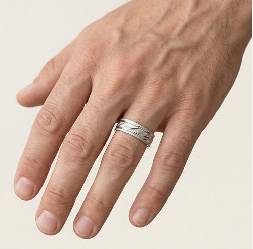 Netradiční snubní prsten z bílého zlata