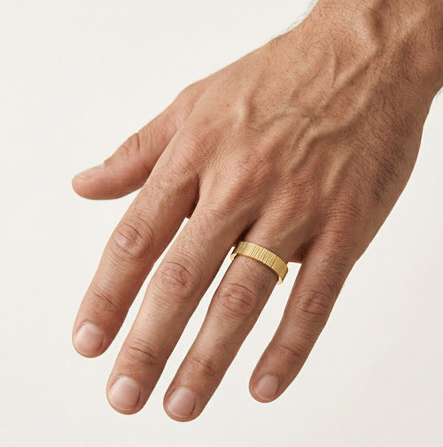 Anillo de boda elegante de oro amarillo