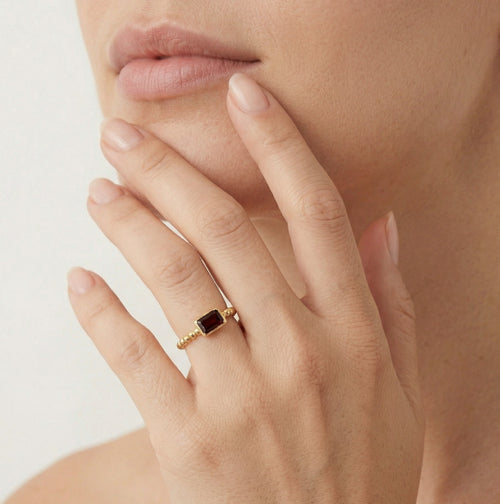 Anillo de granate corte esmeralda con engaste tipo bisel