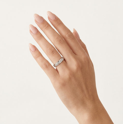 Anillo de oro blanco con acabado mate y pulido alto.