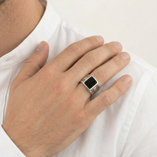 Pánský prsten ze stříbra s  černým smaltem, čtvercový