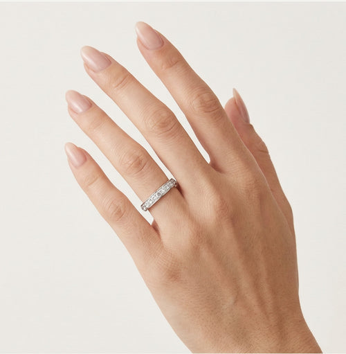 Široký bílý snubní prsten s kameny