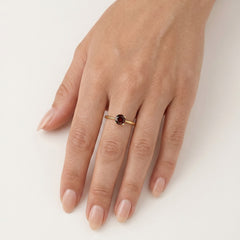 Bague classique pour femmes avec grenat rond taillé en brillant à facettes fines