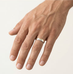 Zweifarbiger, polierter Gold-Ehering