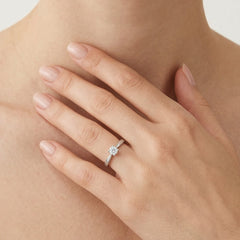 Prsten z bílého zlata s kulatým diamantem