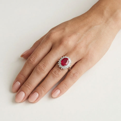 Anillo real de plata de ley con rubí ovalado