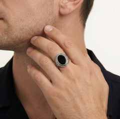 Ručně zpracovaný pánský prsten s oválným onyxem