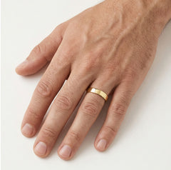 Bague de mariage fine en or jaune intemporelle