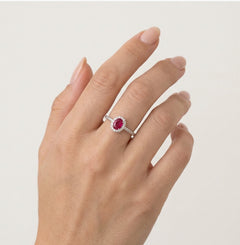 Bague en or blanc avec rubis et halo de diamants