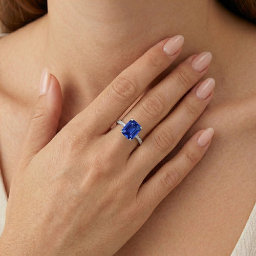 Stříbrný prsten se smaragdovým brusem safíru