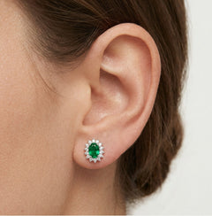 Boucles d’oreilles clous en argent sterling avec halo d’émeraude.