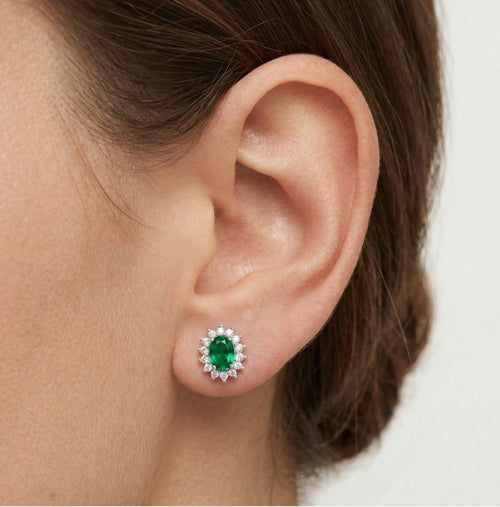 Boucles d’oreilles clous en argent sterling avec halo d’émeraude.