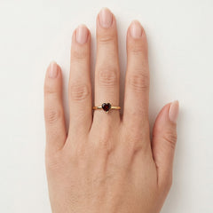 Krásný granátový dámský prsten se srdcem