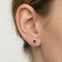 Silberne Ohrstecker mit synthetischem Rubin