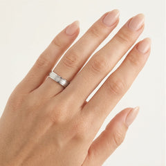 Bague de mariage solitaire en or blanc avec centre mat