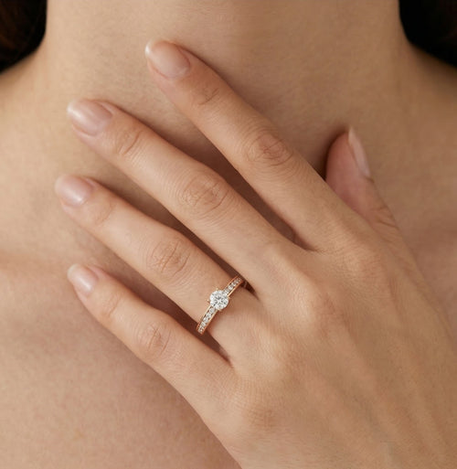 Hermoso anillo de oro rosa con diamante