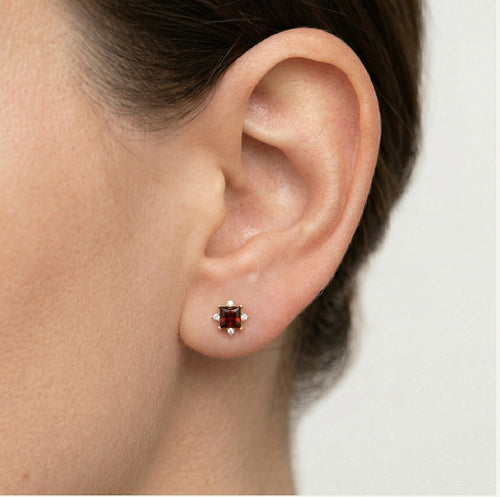 Boucles d’oreilles clous en grenat et zircone cubique