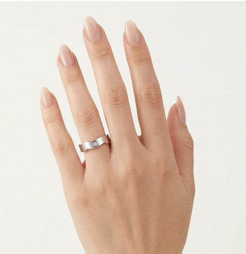 Alliance en or blanc avec option pierre solitaire