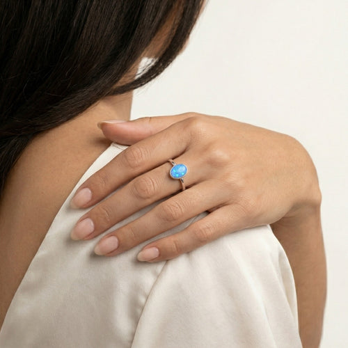 Bague solitaire simple en opale bleue
