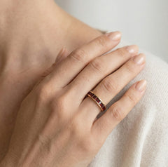 Bague élégante en or jaune avec grenats.