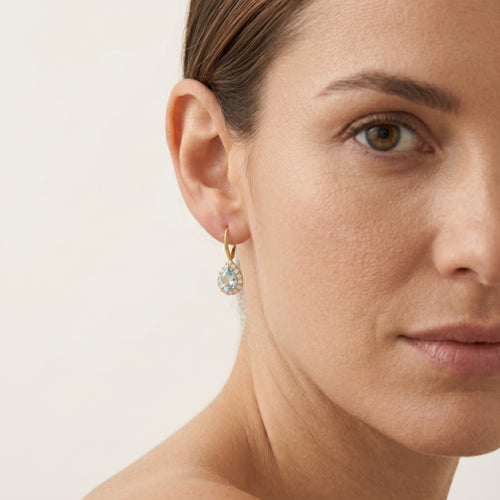 Pendientes con topacio azul corte en forma de pera y halo en oro amarillo