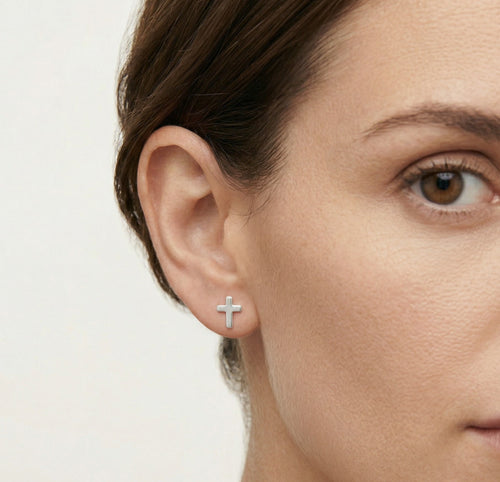 Clous d’oreilles croix en or blanc