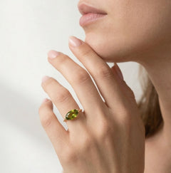 Prsten s oválným stupňovitě broušeným vltavínem