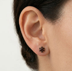 Pendientes elegantes de granate con diseño floral