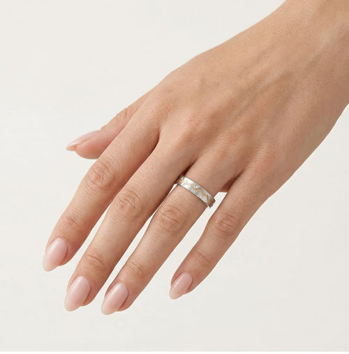 Snubní prsten z bílého zlata s kanálem pokoveným růžovým zlatem