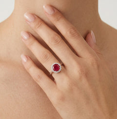 Bague halo en argent sterling avec rubis central