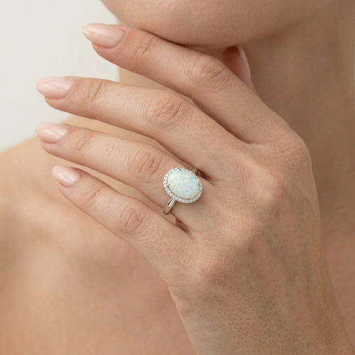 Prsten s bílým opálem a královským třpytem