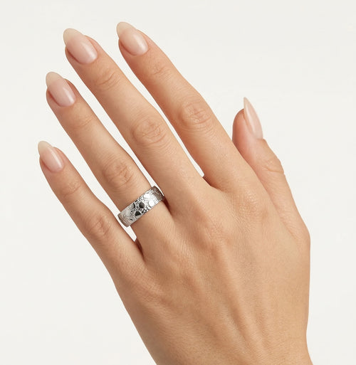 Alliance simple et élégante en or blanc