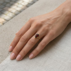 Bague simple en or jaune avec grenat taille poire