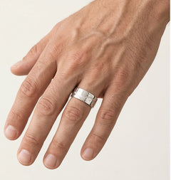 Anillo de boda de oro blanco grabado