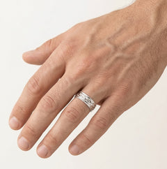 Elegantní matný snubní prsten z bílého zlata s leštěným gravírováním