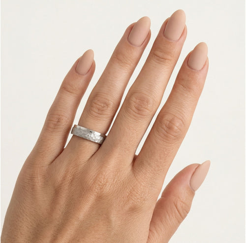 Bague de mariage solitaire en or blanc avec finition mate et polie