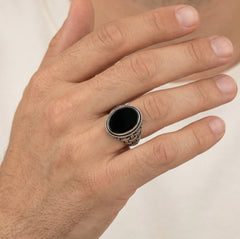 Pánský prsten ze stříbra s onyxem, oválný rámeček