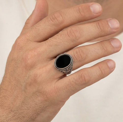 Pánský prsten ze stříbra s onyxem, oválný rámeček