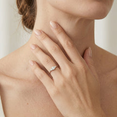 Bague de fiançailles élégante pour femme avec diamants ronds taillés à facettes fines