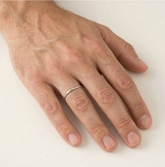 Anillo de boda clásico fino de oro blanco.